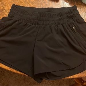 Lululemon Women’s Tracker 5” Shorts, Size 10, Black